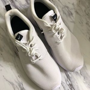 NIKE Wht Sneakers Size 8